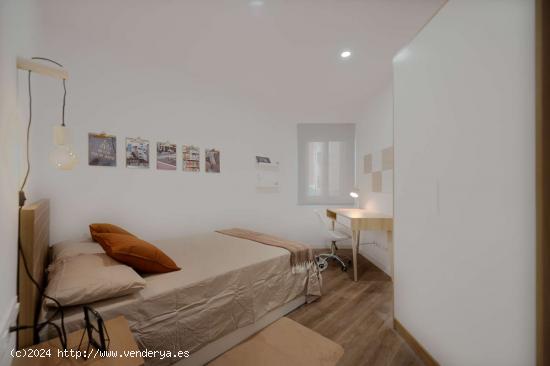 Alquiler de habitaciones en apartamento de 5 dormitorios en Fort Pienc - BARCELONA