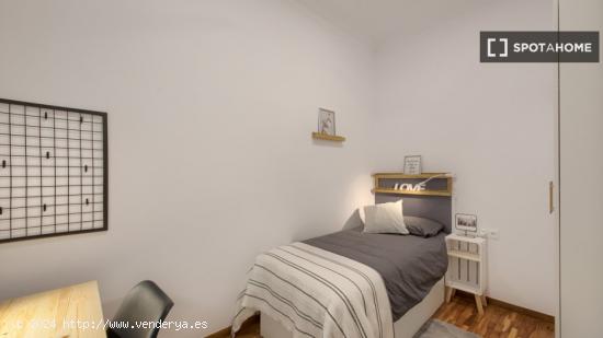 Se alquila habitación en piso de 7 habitaciones en Barcelona - BARCELONA