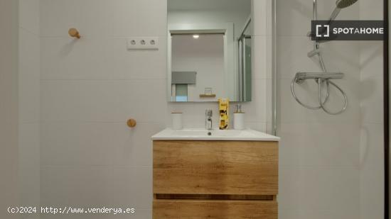 Se alquila habitación en piso de 7 habitaciones en Barcelona - BARCELONA