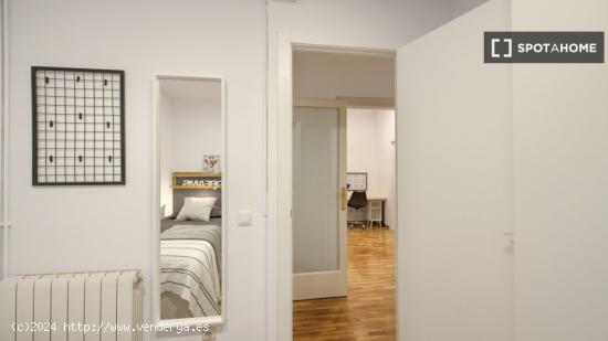 Se alquila habitación en piso de 7 habitaciones en Barcelona - BARCELONA