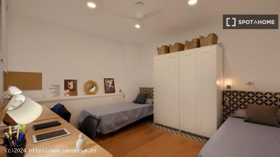 Cama en habitación compartida en piso de 6 habitaciones en Barcelona - BARCELONA