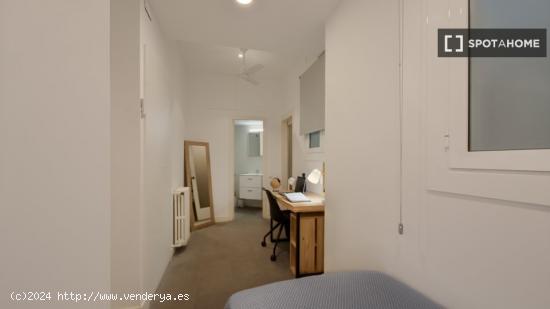 Se alquila habitación en piso de 6 habitaciones en Barcelona - BARCELONA