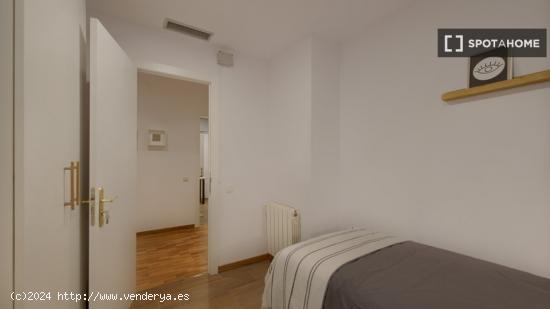 Se alquila habitación en piso de 6 habitaciones en Barcelona - BARCELONA