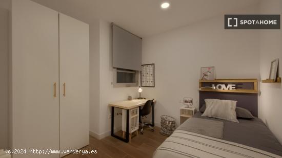 Se alquila habitación en piso de 7 habitaciones en Barcelona - BARCELONA