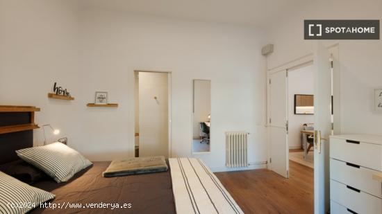 Se alquila habitación en piso de 7 habitaciones en Barcelona - BARCELONA