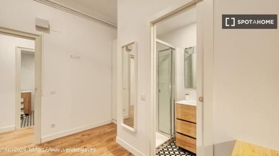 Se alquila habitación en piso de 7 habitaciones en Barcelona - BARCELONA