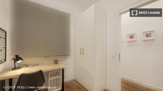 Se alquila habitación en piso de 7 habitaciones en Barcelona - BARCELONA