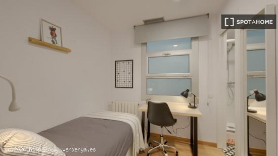 Se alquila habitación en piso de 6 habitaciones en Barcelona - BARCELONA