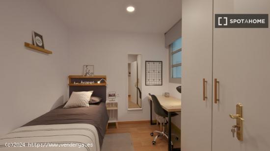 Se alquila habitación en piso de 6 habitaciones en Barcelona - BARCELONA