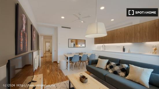 Se alquila habitación en piso de 6 habitaciones en Barcelona - BARCELONA