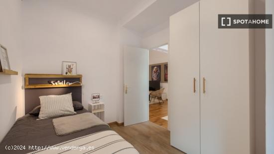 Se alquila habitación en piso de 5 habitaciones en Barcelona - BARCELONA