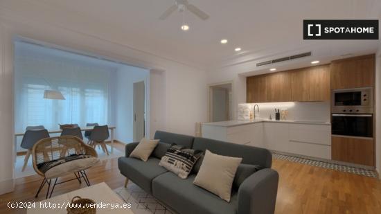 Se alquila habitación en piso de 5 habitaciones en Barcelona - BARCELONA