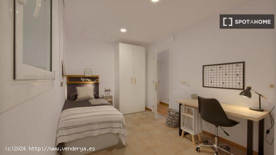 Se alquila habitación en piso de 5 habitaciones en Barcelona - BARCELONA