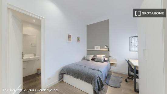 Se alquila habitación en piso de 7 habitaciones en Barcelona - BARCELONA