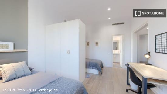 Cama en habitación compartida en piso de 7 habitaciones en Barcelona - BARCELONA