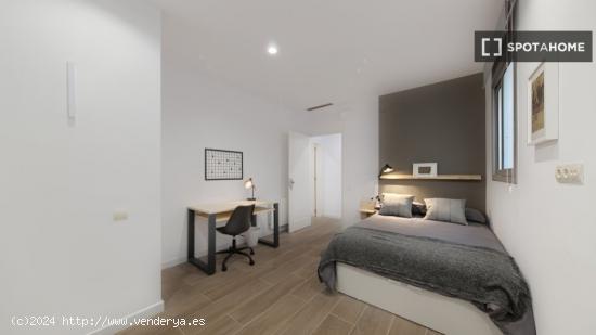 Se alquila habitación en piso de 7 habitaciones en Barcelona - BARCELONA