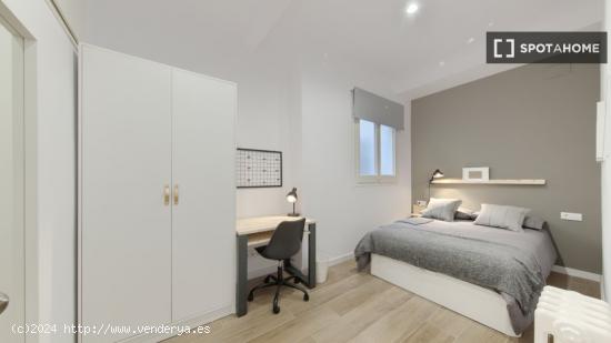 Se alquila habitación en piso de 7 habitaciones en Barcelona - BARCELONA