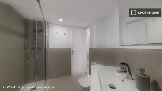 Se alquila habitación en piso de 7 habitaciones en Barcelona - BARCELONA