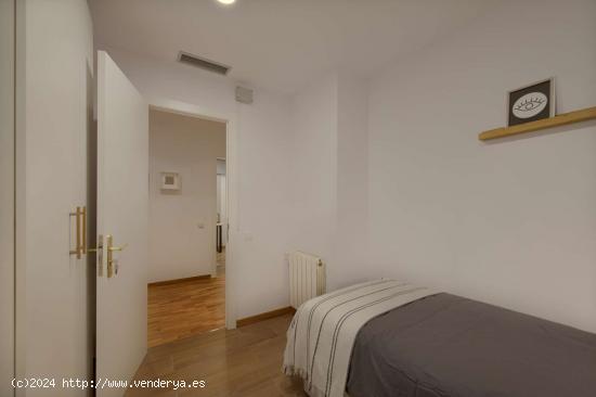 Se alquila habitación doble compartida en piso de 9 habitaciones en Sant Gervasi - Galvany - BARCEL