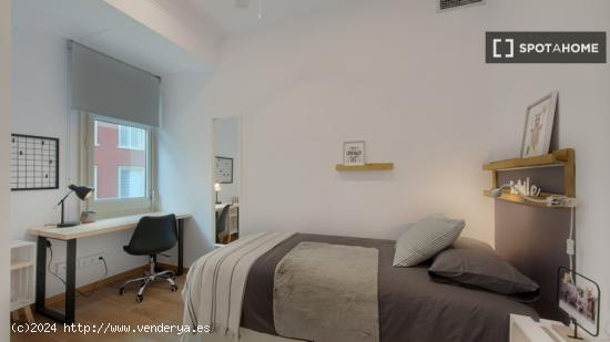 Se alquila habitación en piso de 5 habitaciones en Barcelona - BARCELONA