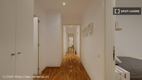 Se alquila habitación en piso de 7 habitaciones en Barcelona - BARCELONA