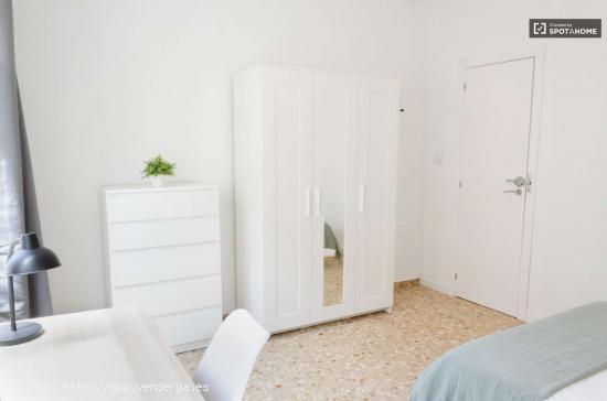  Se alquila habitación en apartamento de 6 dormitorios en L'Eixample. - VALENCIA 