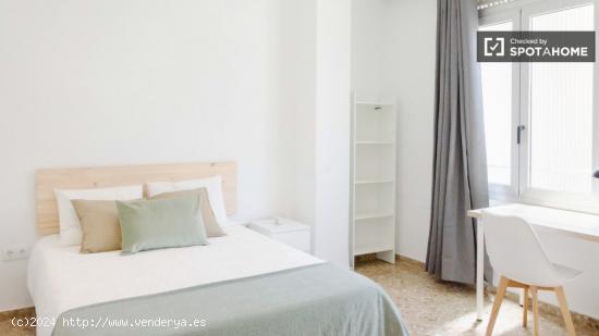 Se alquila habitación en apartamento de 6 dormitorios en L'Eixample. - VALENCIA