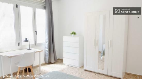 Se alquila habitación en apartamento de 6 dormitorios en L'Eixample. - VALENCIA