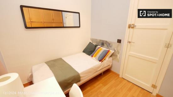 Encantadora habitación con cama individual en alquiler en Gràcia - BARCELONA