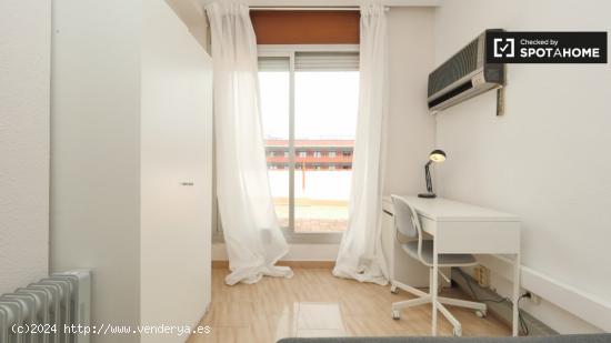 Habitación luminosa en apartamento de 6 dormitorios en Les Corts - BARCELONA