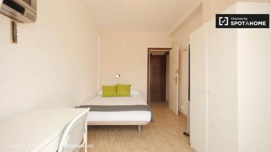 Habitación luminosa en apartamento de 6 dormitorios en Les Corts - BARCELONA