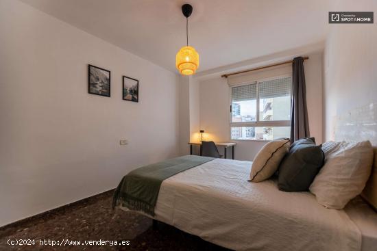  Se alquila habitación en piso de 6 habitaciones en Valencia - VALENCIA 