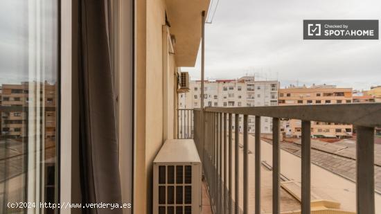 Se alquila habitación en piso de 6 habitaciones en Valencia - VALENCIA