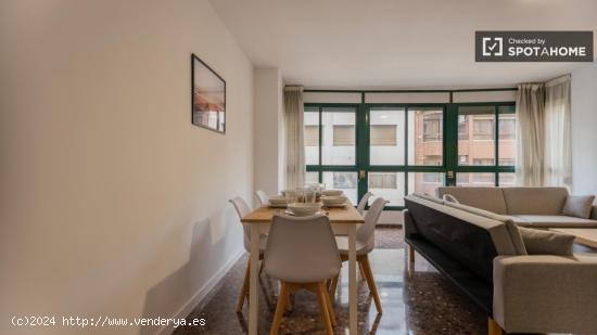 Se alquila habitación en piso de 6 habitaciones en Valencia - VALENCIA