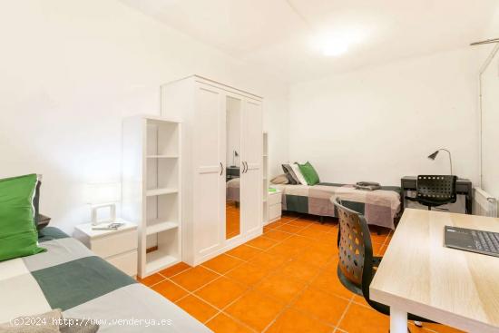 Cama en alquiler en habitación compartida en Bellaterra, Barcelona - BARCELONA