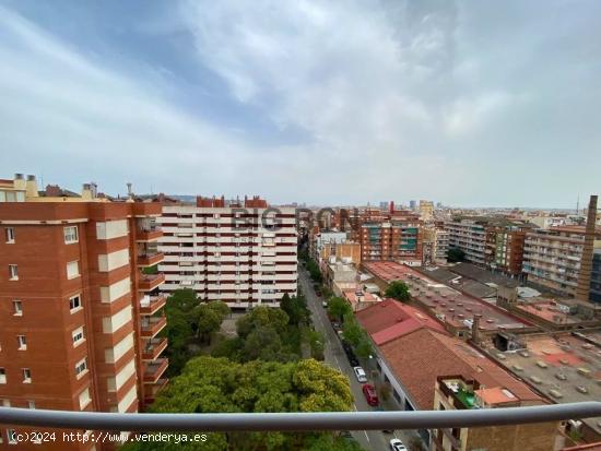 Piso de planta alta con vistas al mar y la ciudad de Barcelona. - BARCELONA