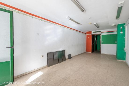 Traumatología (junto). Local comercial con mucho paso de personas. 2 baños. - GRANADA