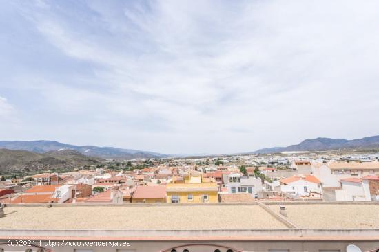 Piso con terraza y parking - ALMERIA