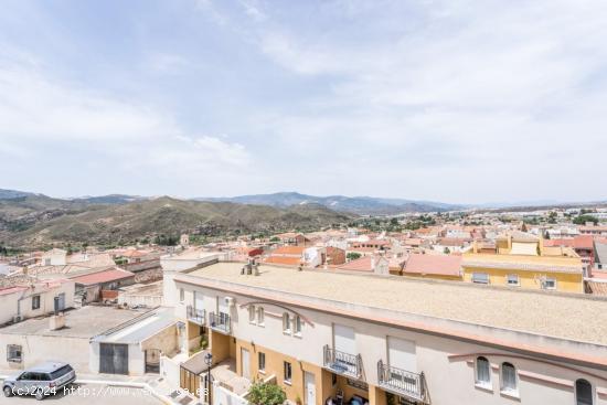 Piso con terraza y parking - ALMERIA