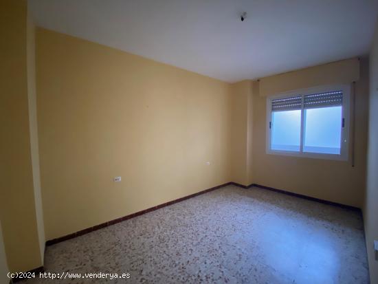 CASABANCO VENDE  PISO DE TRES DORMITORIOS EN CASTUERA - BADAJOZ