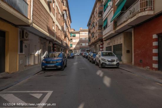 Amplio y luminoso piso de 153 m2 con 5 dormitorios, 2 baños y gran terraza. - GRANADA