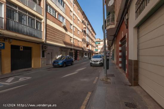 Amplio y luminoso piso de 153 m2 con 5 dormitorios, 2 baños y gran terraza. - GRANADA