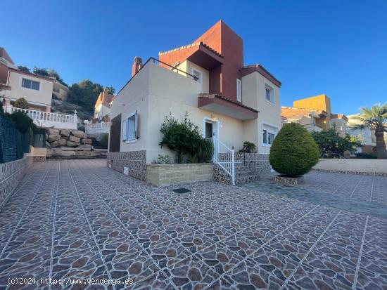 Chalet con vistas al mar y piscina en Finestrat, en exclusiva urbanización privada - ALICANTE