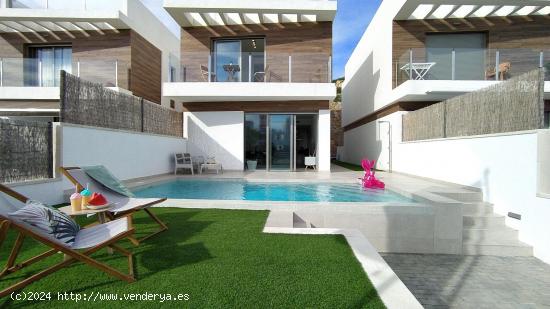 VILLA MODERNA DE OBRA NUEVA EN VILLAMARTIN - ALICANTE