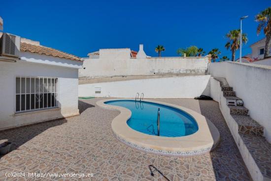 CHALET INDEPENDIENTE CON PROPIA PISCINA Y 670M2 DE PARCELA EN CIUDAD QUESADA - ALICANTE