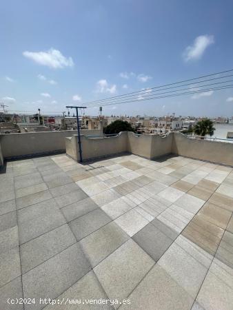 ADOSADO CON PISCINA COMUNITARIA Y SOLÁRIUM CON VISTAS DESPEJADAS - ALICANTE