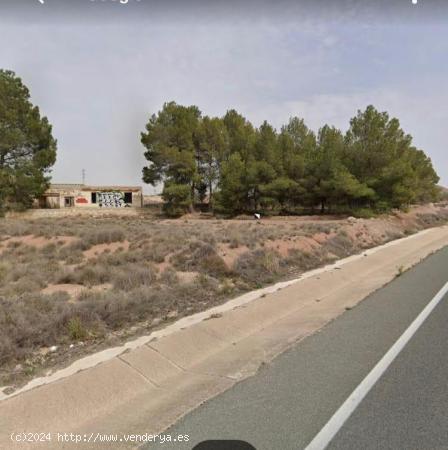 TERRENO CON CASA DE ALBERGUE EN VILLENA - ALICANTE