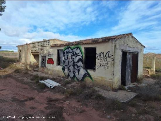 TERRENO CON CASA DE ALBERGUE EN VILLENA - ALICANTE