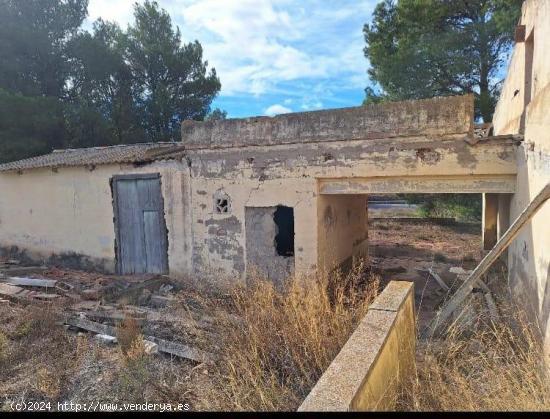 TERRENO CON CASA DE ALBERGUE EN VILLENA - ALICANTE