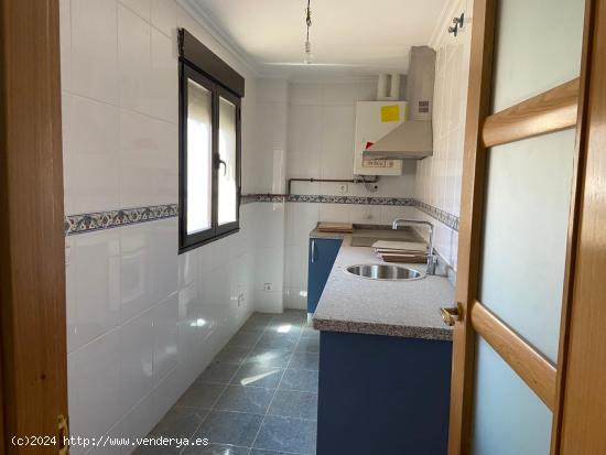 SE VENDE APARTAMENTO NUEVO, COCINA, SALÓN, 2 HAB., BAÑO, PLAZA DE GARAJE. - LEON